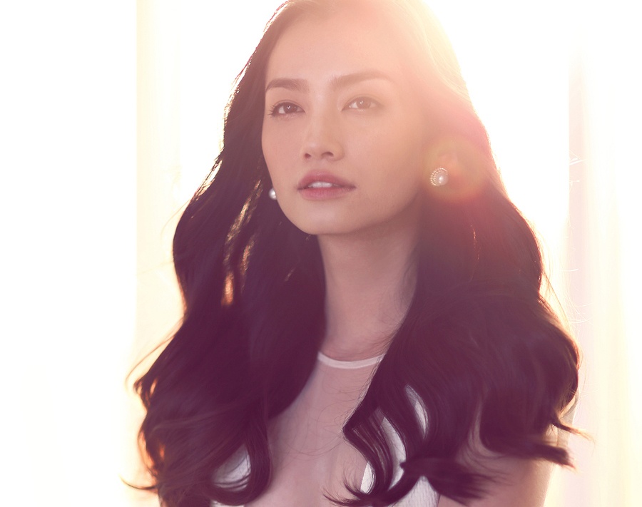 Truc Diem dien ao xuyen thau, xe sau goi cam hinh anh