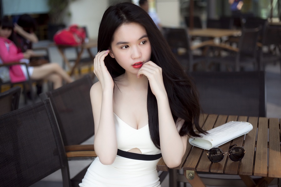 Ngoc Trinh goi cam voi street style duong pho ngay he hinh anh