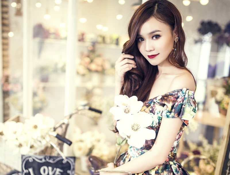 Dien vien 'Vua di vua khoc' ngot ngao hoa tiet hoa mua he hinh anh