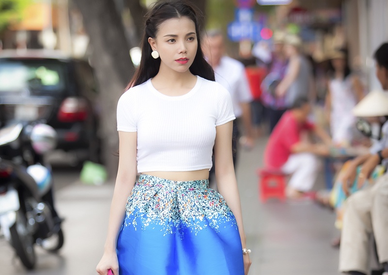 Tra Ngoc Hang dien crop-top xuong pho ngay cuoi tuan hinh anh