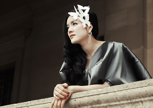 Ly Nha Ky long lay giua thanh pho Paris co kinh hinh anh