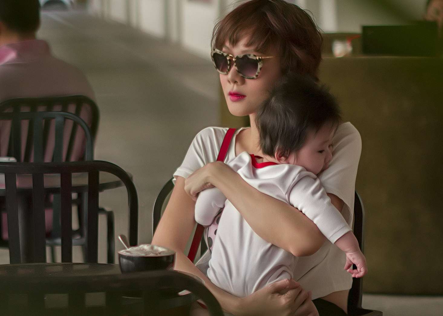 Duong Yen Ngoc mac crop-top dua con trai 5 thang tuoi ra pho hinh anh