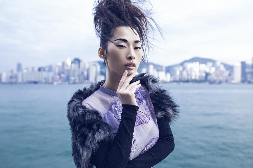 Quynh Thy mac ao dai noi bat tren pho Hong Kong hinh anh