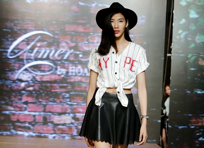 Hoang Thuy mac ao so buoc vat khoe eo con kien hinh anh