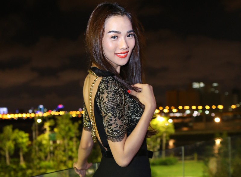 Ban gai Ung Hoang Phuc dien dam ho lung goi cam di tiec hinh anh