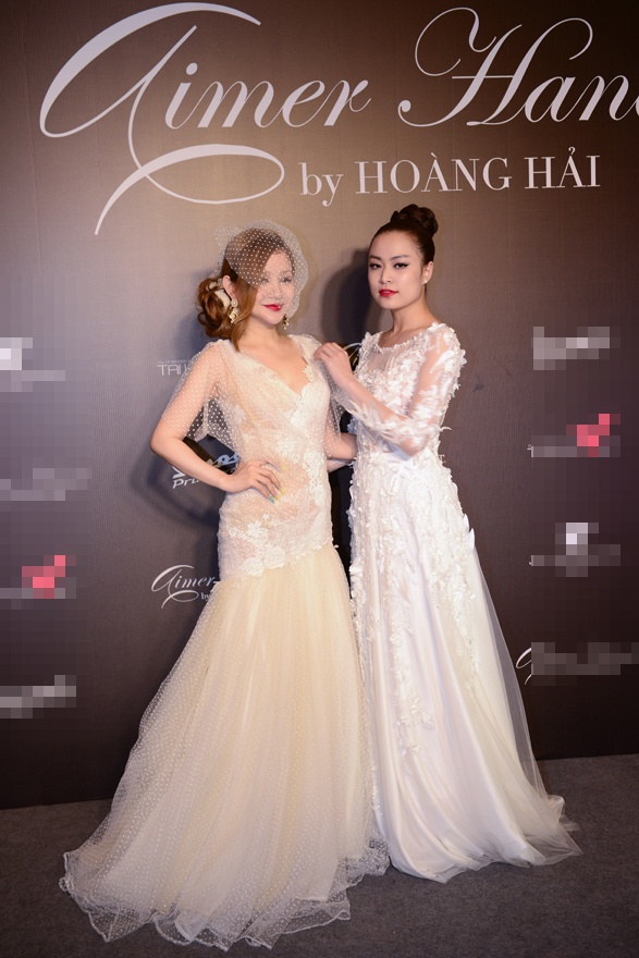 MC Việt Nga cũng đến ủng hộ NTK, cô diện trang phục tựa một bộ váy cưới.