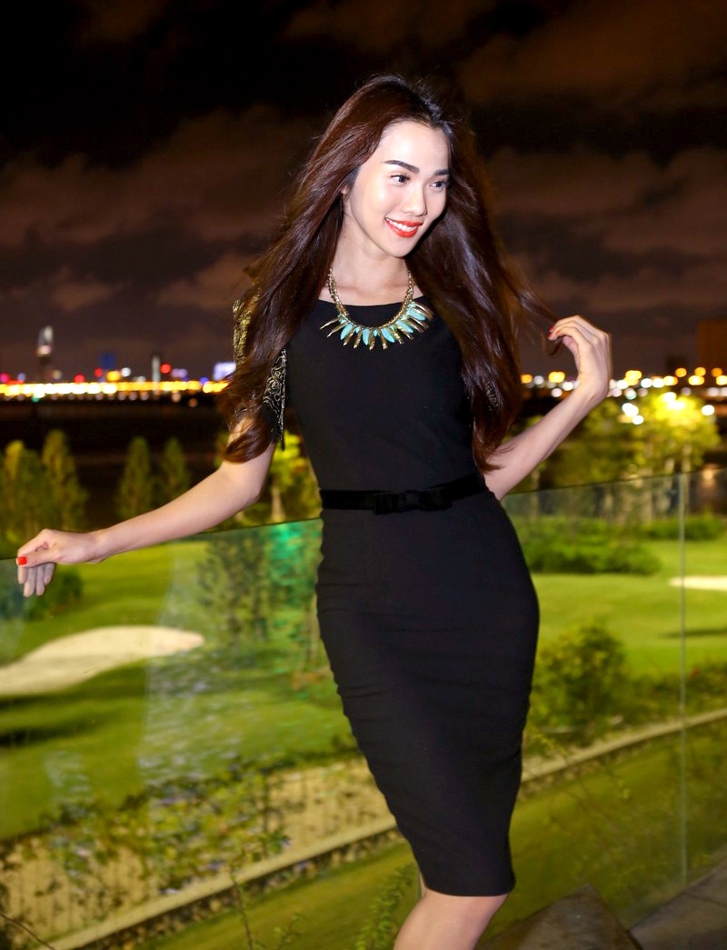 Tối 30/3, bà mẹ một con Kim Cương xuất hiện nổi bật tại buổi tiệc của một tạp chí trong nước. Cô diện đầm ôm dáng chất liệu co giãn, thân trước khá kín đáo với điểm nhấn là sợi dây truyền hiện tại, thân sau là khoảng hở khoe trọn tấm lưng trần gợi cảm.