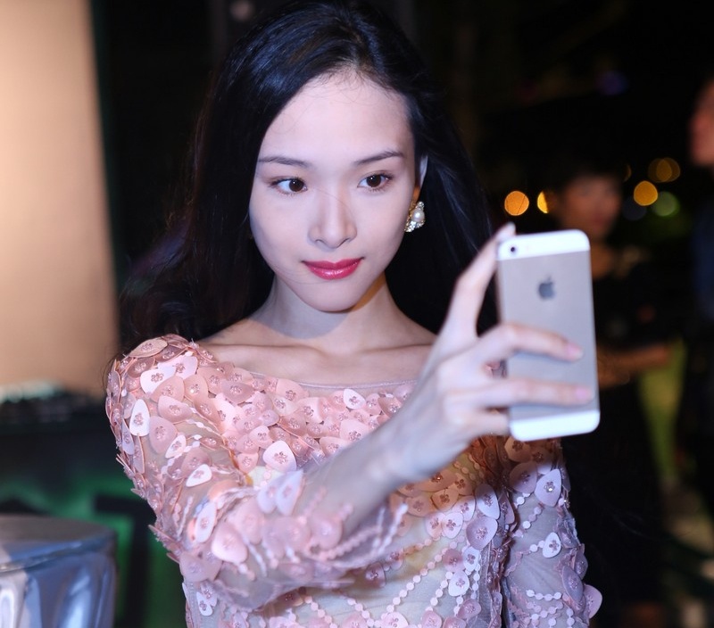 Hoa hậu Việt Nam tại Liên bang Nga 2007 - Trương Hồ Phương Nga diện đầm họa tiết 3D gam màu pastel trang nhã. Thời gian qua, người đẹp dần chuyển sang vài trò MC sự kiện và chương trình truyền hình.