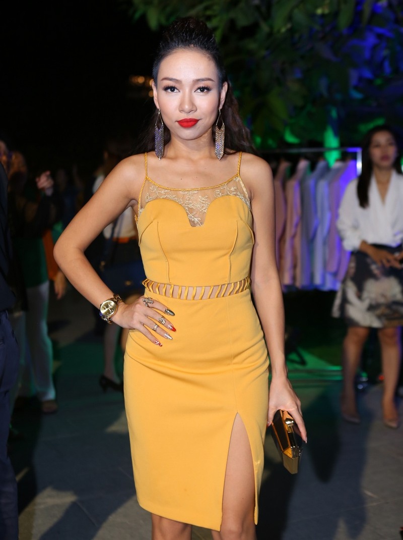 Nữ ca sĩ Thảo Trang mặc cá tính với đầm ôm cut-out táo bạo. Kết hợp cùng là phụ kiện hiện đại và mái tóc cá tính.