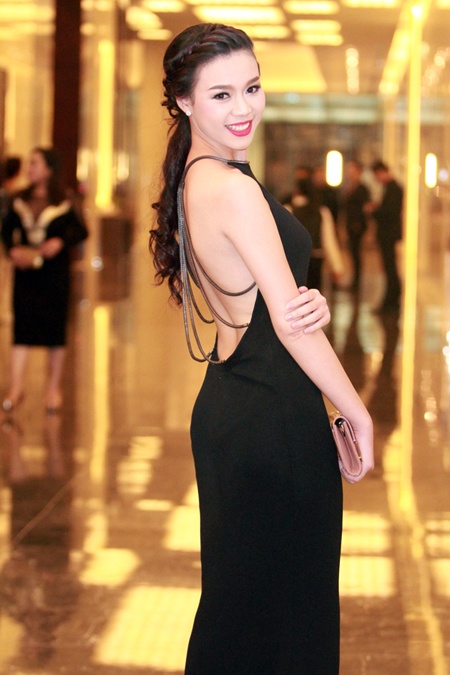 Người đẹp Trương Tùng Lan khoe trọn lưng trần.