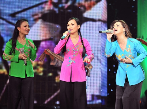 Nhung gia dinh co chi va em cung tham gia showbiz Viet hinh anh