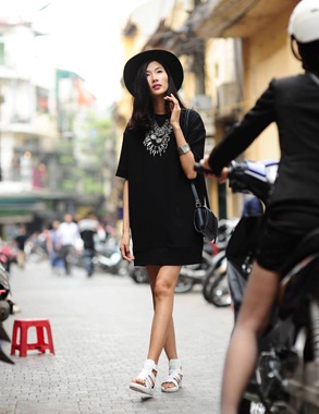 Tranh thủ khoảng thời gian nghỉ ngơi sau đêm diễn trong show của NTK Hoàng Hải, Hoàng Thùy một mình dạo bước trên những con phố nổi tiếng tại thủ đô. Kết hợp cùng khung cảnh cổ xưa đặc trưng của khu phố cổ, bộ ảnh tạo nên những bức hình gần gũi với cuộc sống thường nhật.