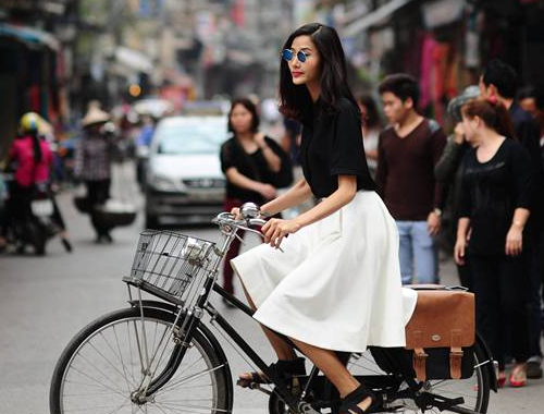 Hoang Thuy dien street style thanh lich dao pho co Ha Noi hinh anh