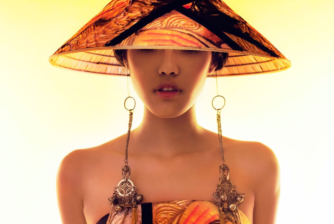 Lan Khue an tuong voi ao dai lua hoa tiet dan gian hinh anh