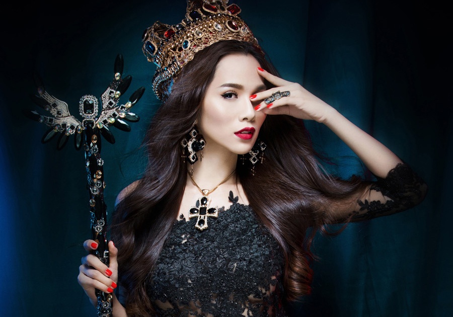 Ban gai Ung Hoang Phuc goi cam voi ao xuyen thau hinh anh