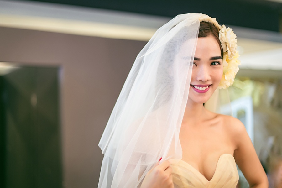 Ban gai Ung Hoang Phuc mot minh di thu vay cuoi hinh anh