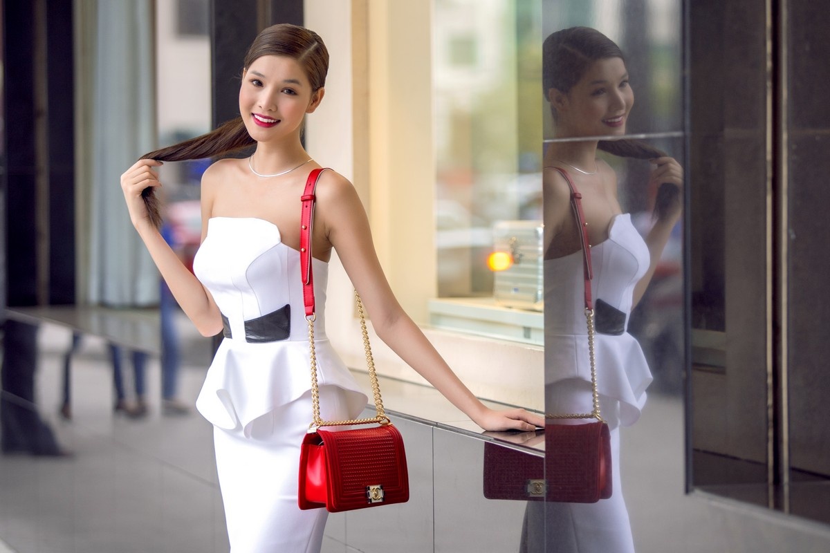 Ky Han dien do hieu, khoe dang manh mai tren pho Sai Gon hinh anh