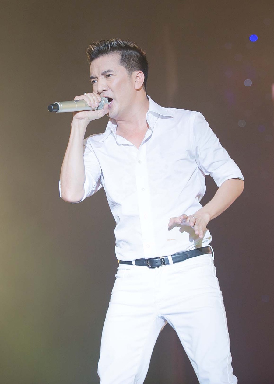 Đàm Vĩnh Hưng khép lại chương trình bằng những ca khúc được phối lại sôi động với phần phụ họa của vũ đoàn ABC Kids