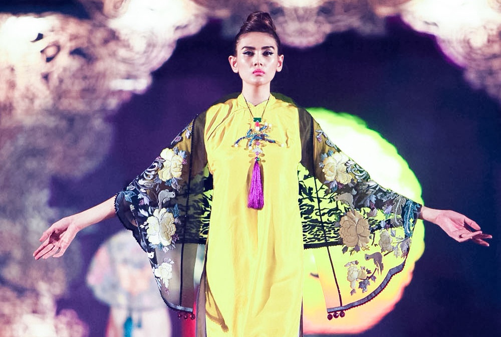 Hoang Yen kieu sa voi ao dai xua va trang suc phap lam hinh anh