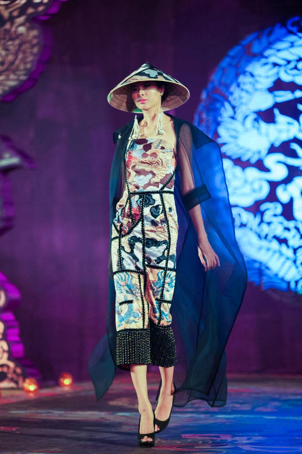 Mẫu trang phục có sự kết hợp tinh tế giữa chất vải cổ điển và hiện đại. Họa tiết in nổi cũng được đặc tả tinh xảo và cầu kỳ.