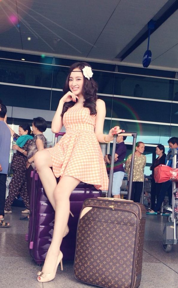 Một chiếc váy xòe cùng đôi giày cao gót lênh khênh có thể tạm chấp nhận được, nhưng chiếc vòng hoa style boho thì hoàn toàn không. Món phụ kiện này sẽ hợp để cùng Angela Phương Trinh lên rừng, xuống biển hơn là hiện diện tại sân bay.