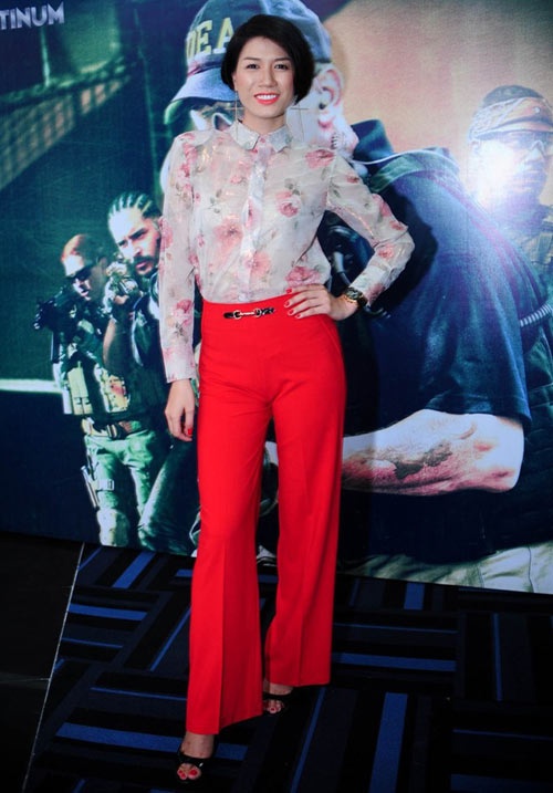 Mặc dù là người mẫu nhiều kinh nghiệm nhưng Trang Trần vẫn mắc lỗi không bắt nhịp xu hướng thời trang chung. Tuần qua, cô dự ra mắt phim với bộ cánh sến sẩm.