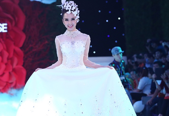 Angela Phuong Trinh dien vay cuoi 200 trieu hinh anh