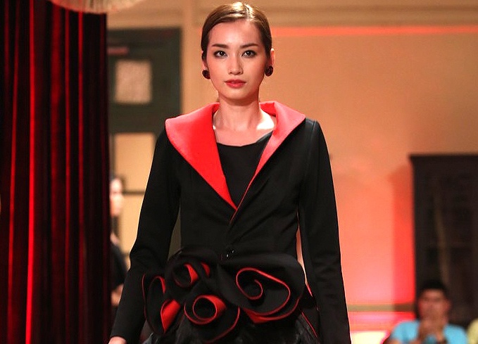 Truc Diem dien vay hoa hong lam vedette hinh anh