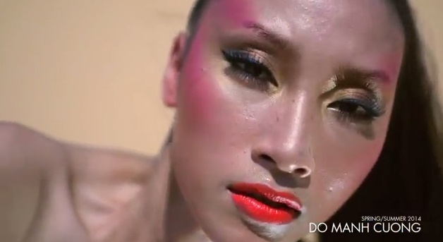 Trang Khieu tao dang giua doi cat hinh anh