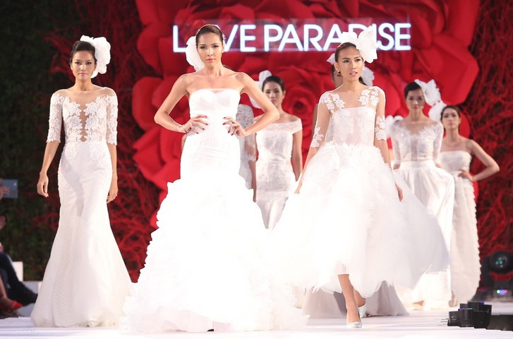 Dan mau Viet lam co dau goi cam voi vay cuoi xuyen thau hinh anh