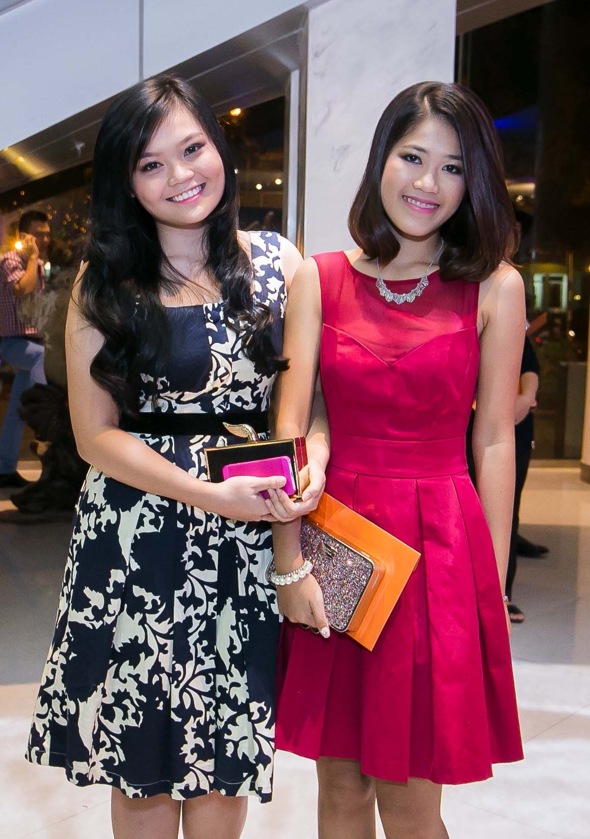 Những chiếc váy ngắn ngang gối được nhiều cô gái ưa chuộng.