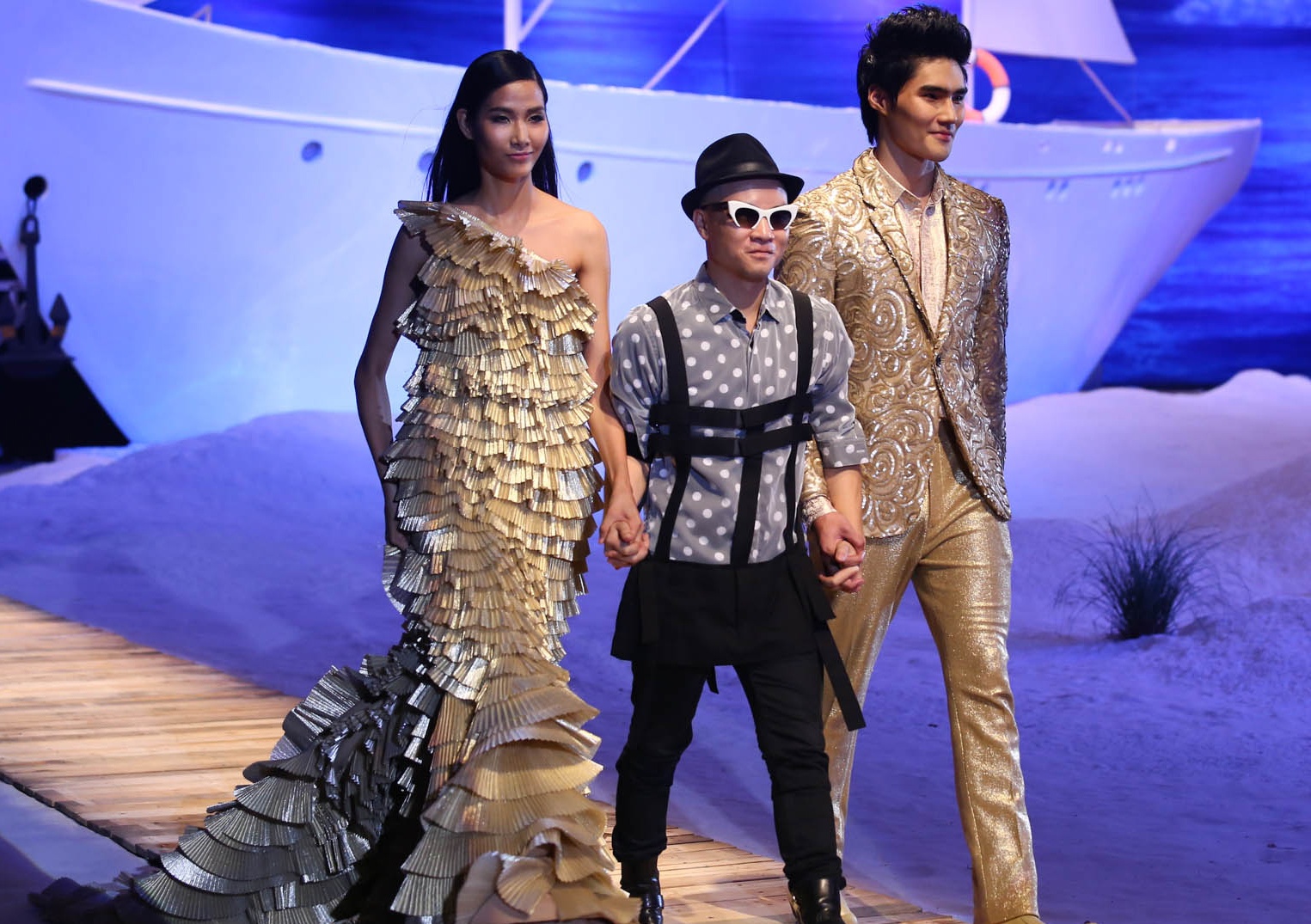 Xu huong vay da hoi anh kim trong show Do Manh Cuong hinh anh