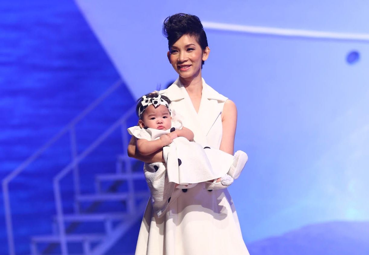 Xuan Lan lan dau dua con gai len san catwalk hinh anh