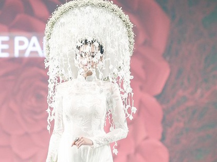 Truong Thi May dien ao dai cuoi, doi man co dau kin mat hinh anh