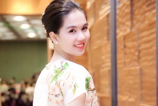 Ngoc Trinh dien vay hieu gia 2.000 USD du tiec hinh anh