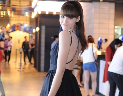 Andrea khoe lung tran khi di xem phim hinh anh