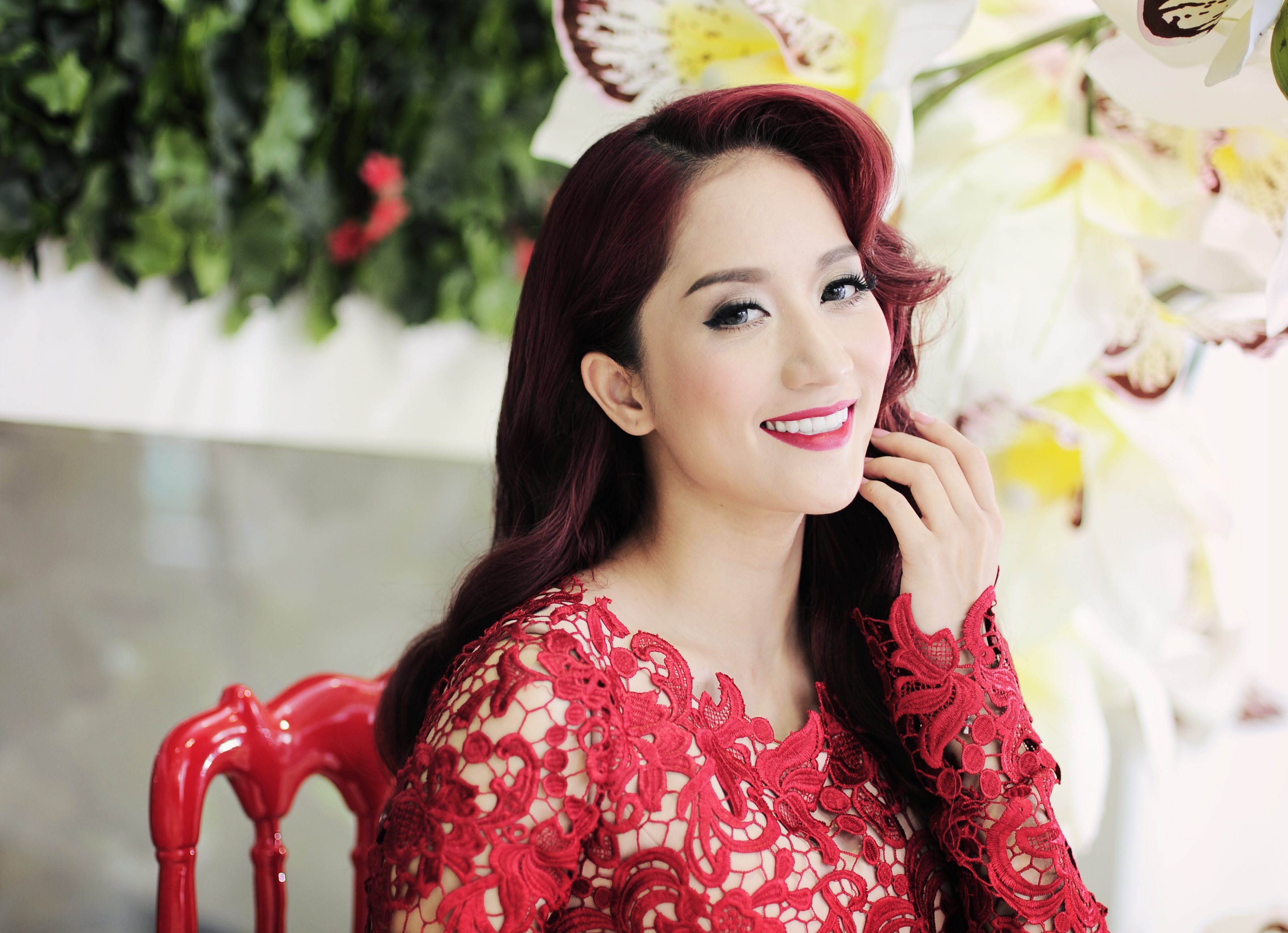 Khanh Thi khoe dang goi cam voi vay ren xe cao hinh anh