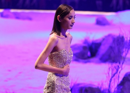 Nhung tinh huong bi hai tren catwalk mau Viet hinh anh