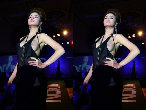 Với trang phục cắt xẻ sâu, Vũ Thu Phương đã bị lộ hàng trên sân khấu.