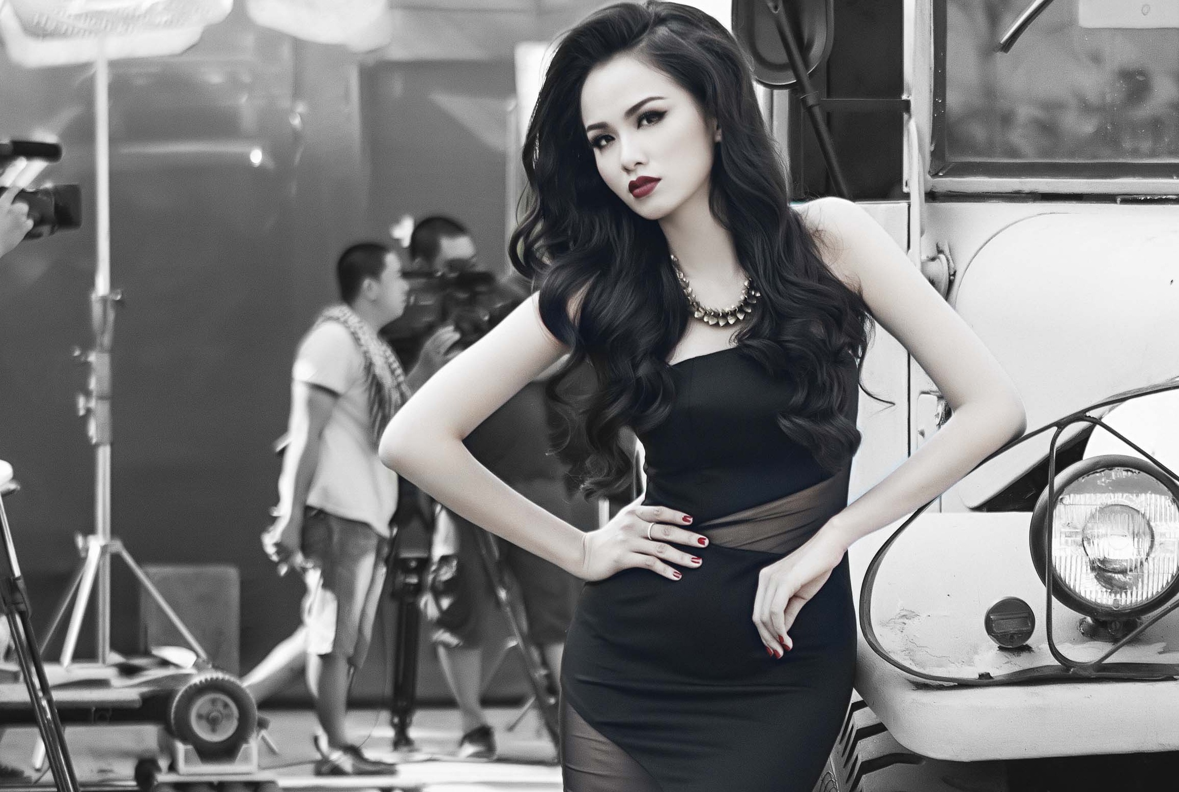 Diem Huong dien vay xuyen thau lanh lung va sac sao hinh anh