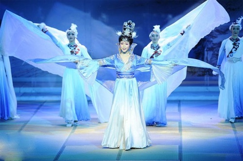 Lý Ngọc Cương giả gái và hát bằng giọng nữ.