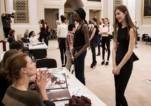 Kham pha hau truong casting tuyen chon nguoi mau hinh anh