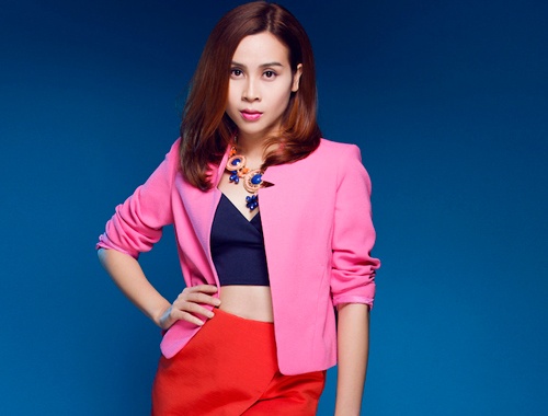 Luu Huong Giang tre trung voi trang phuc sac mau hinh anh