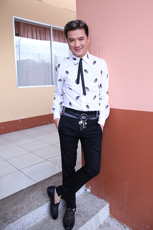 Nam giám khảo không thua kém các nữ đồng nghiệp về độ sành điệu khi chọn phụ kiện thắt lưng cá tính, làm điểm nhấn phá cách. Áo họa tiết của NTK Công Trí.