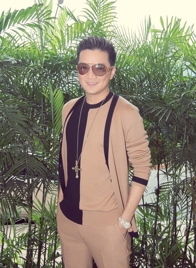 Trong buổi ghi hình lần này, nam ca sĩ Bình minh sẽ mang em đi đeo bộ vòng tay hoàn toàn mới. Trên tay phải của anh cũng xuất hiện chiếc nhẫn ton-sur-ton. Những sản phẩm này đều thuộc dòng thời trang mang tên Juste Un Clou của thương hiệu Cartier. Theo một vài nguồn tin, giá trị của bộ vòng đeo tay và nhẫn mà Mr. Đàm đang đeo lên tới gần 400 triệu đồng. 