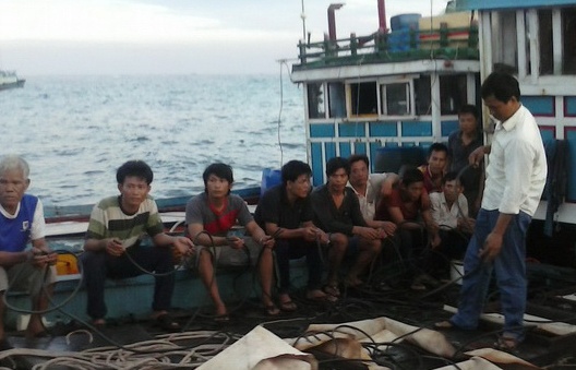 Them 2 tau ca Viet Nam bi TQ tan cong tai Hoang Sa hinh anh