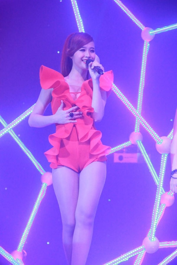 ... và Đông Nhi đều đã từng bẽ bàng vì quần bó chẽn.