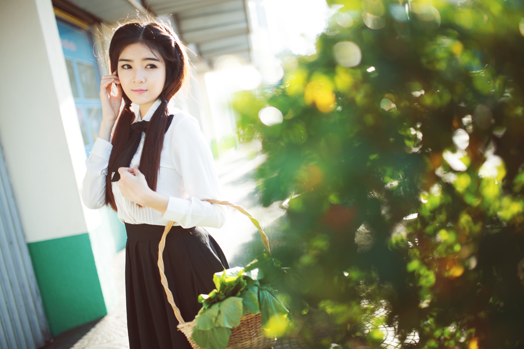 Lilly Luta dien trang phuc nu sinh xuong pho ngay he hinh anh