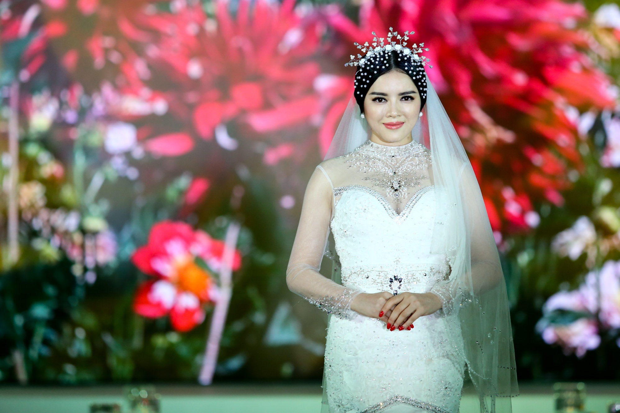 Ly Nha Ky dien ao cuoi lam vedette kieu sa hinh anh