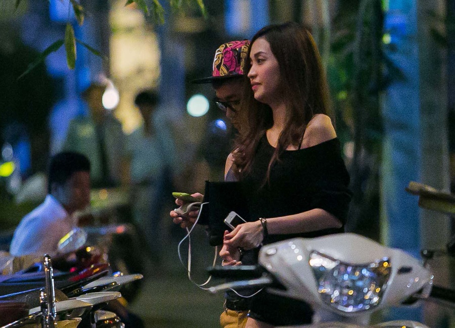 Ban gai cu Tran Thanh vui ve cung ban be sau on ao chia tay hinh anh